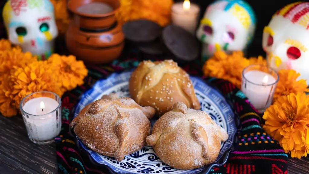 Pan de muerto en un altar tradicional del Día de Muertos de México.