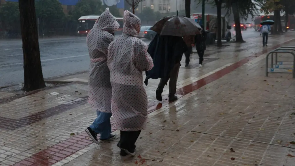 Viandantes en Sevilla bajo el temporal este miércoles.