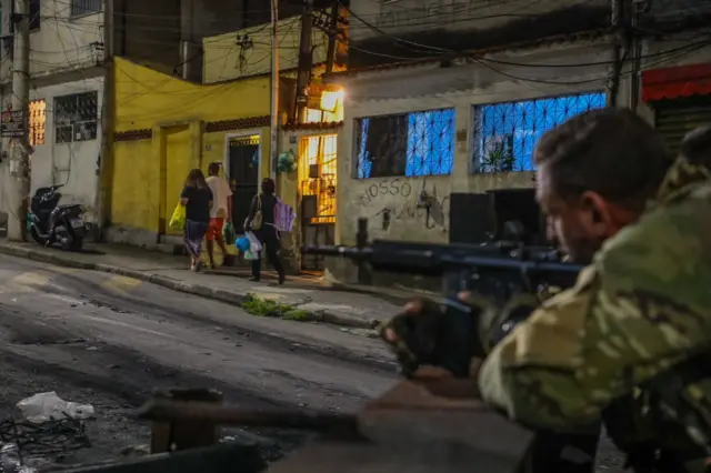 Oficial de policía en operación en el Complejo Penha y Alemão.