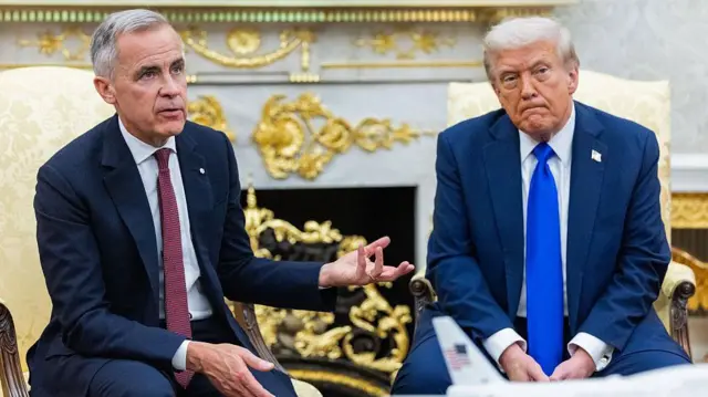 El primer ministro de Canadá, Mark Carney, sentado al lado del presidente de EE.UU., Donald Trump, en la Oficina Oval