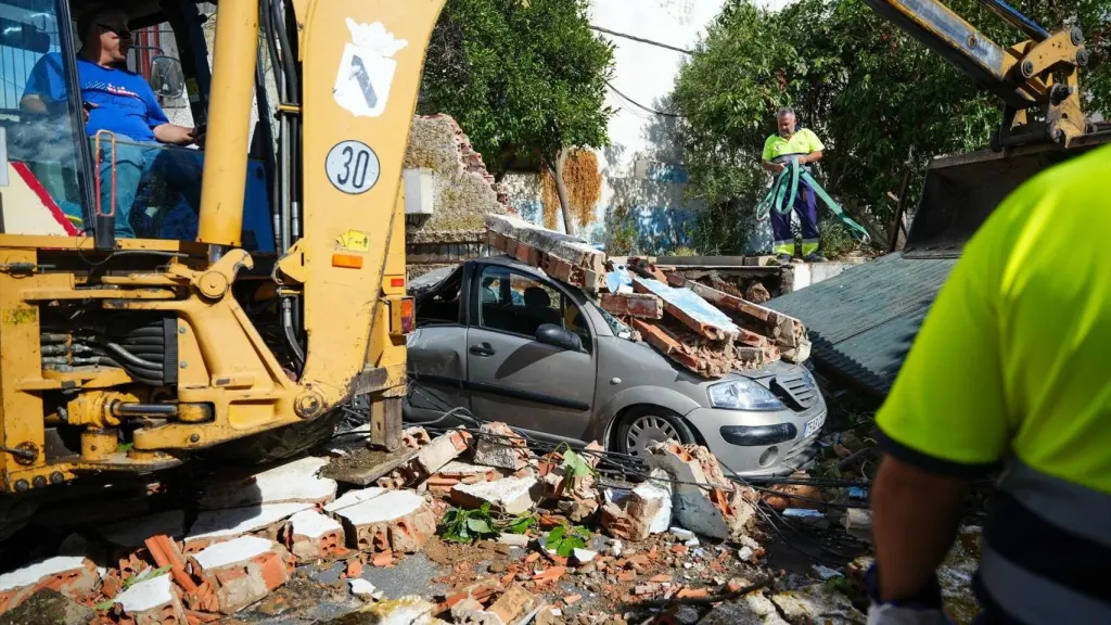 Destrozos en Huelva por la lluvia y el viento.
