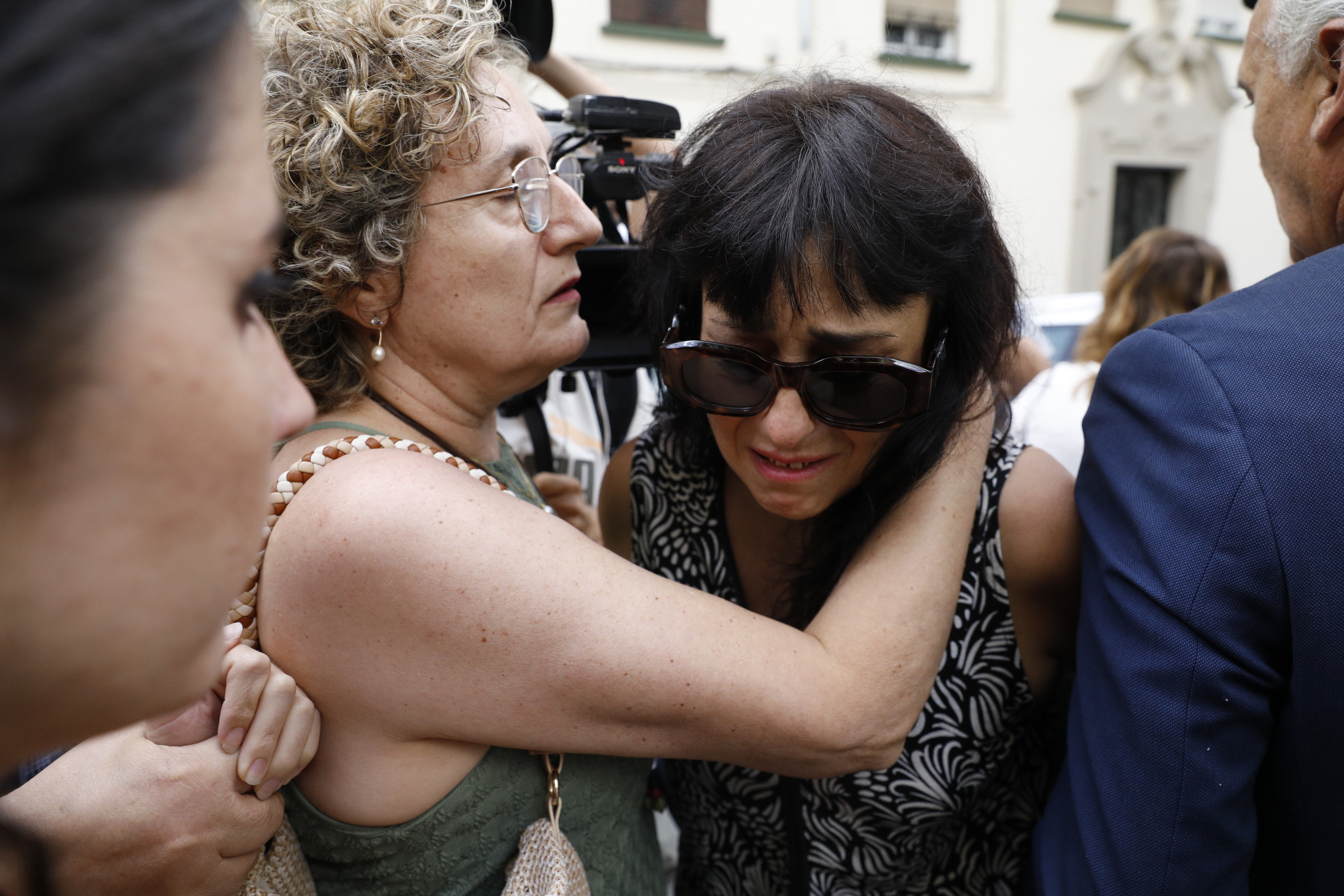 Juana Rivas, a la derecha, y su asesora Francisca Granados, el pasado mes de julio durante la primera entrega, fallida, de su hijo pequeño al padre, Francesco Arcuri, en el Punto de Encuentro Familiar de Granada.