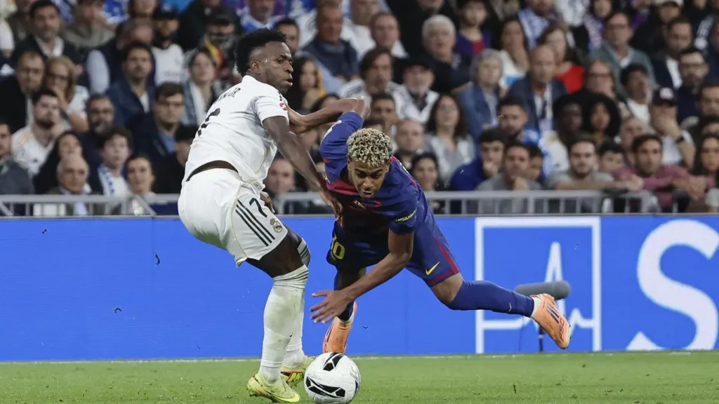 Vinicius gana un duelo a Lamine Yamal durante El Clásico