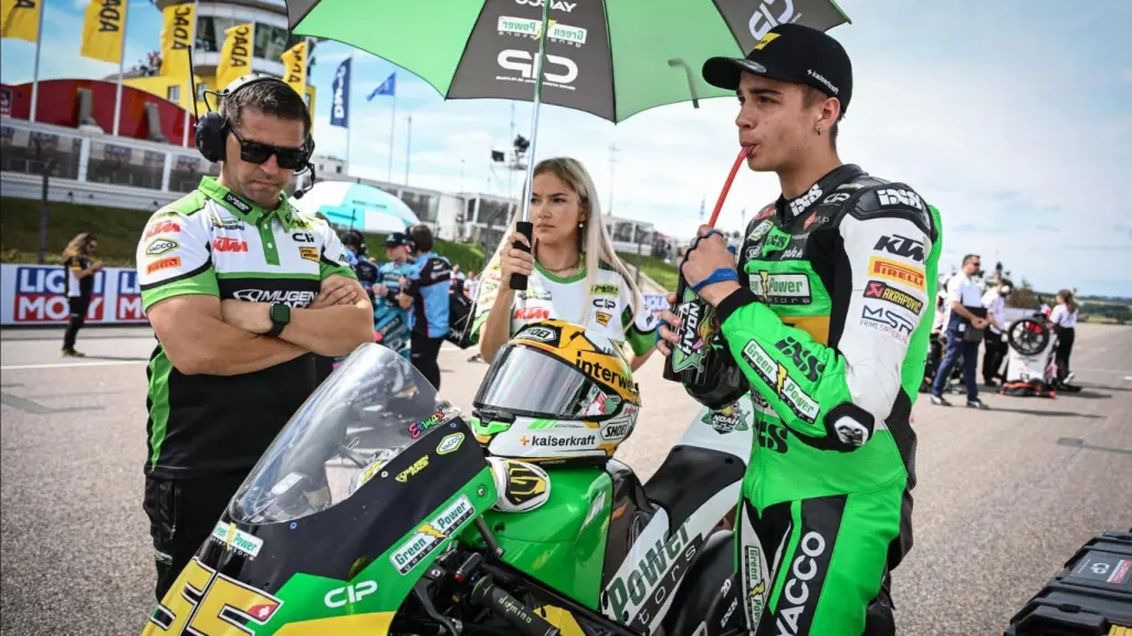 Noah Dettwiler, antes de una carrera de Moto3