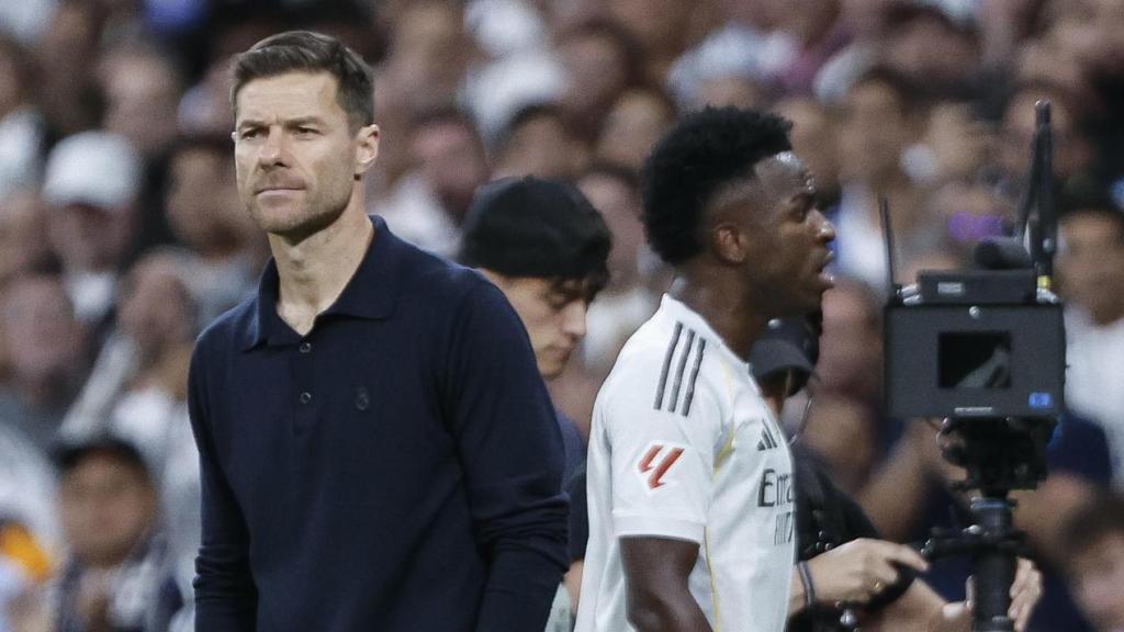 Xabi Alonso y Vinicius, cruzándose tras el momento del cambio en El Clásico
