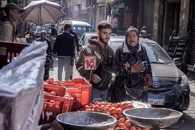Personas caminan por un mercado popular en El Cairo, 5 de noviembre de 2024
