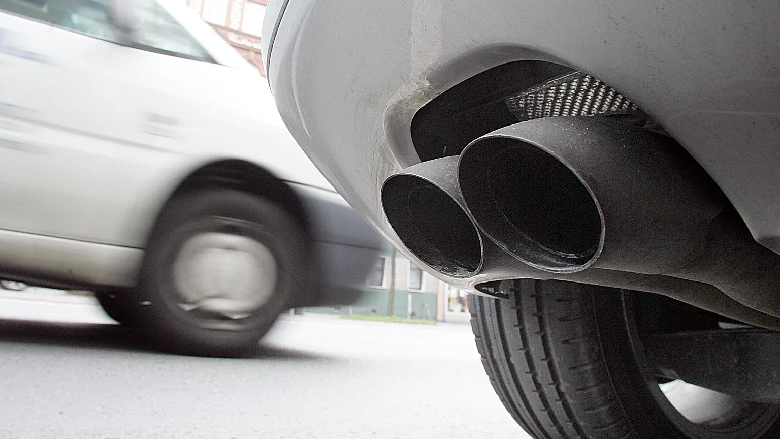 FILE: A car exhaust is seen in the Corneliusstrasse in Duesseldorf, 29 March 2005