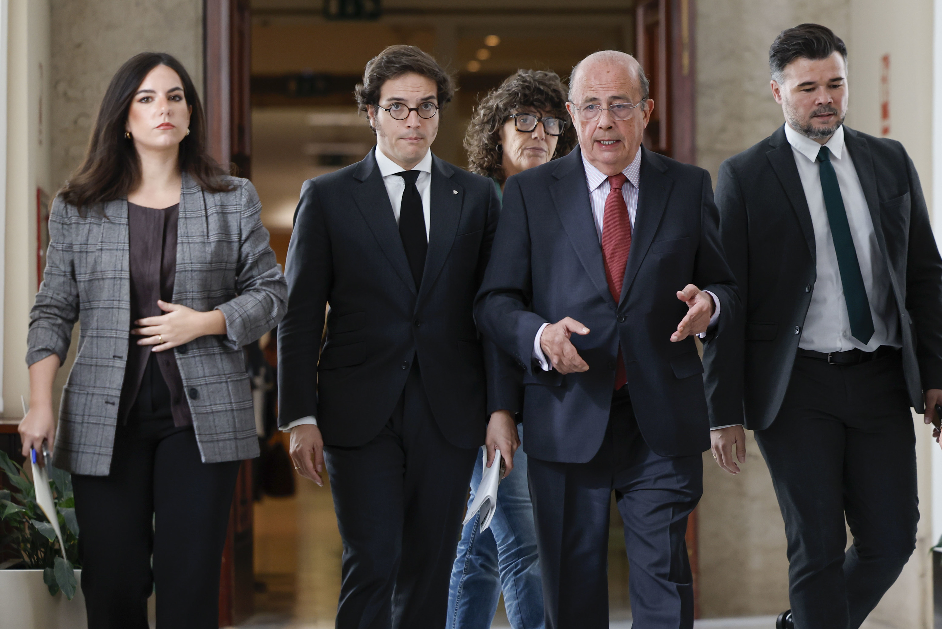 Los dirigentes de Vox Pepa Millán, José María Figaredo e Ignacio Gil Lázaro, ayer en el Congreso