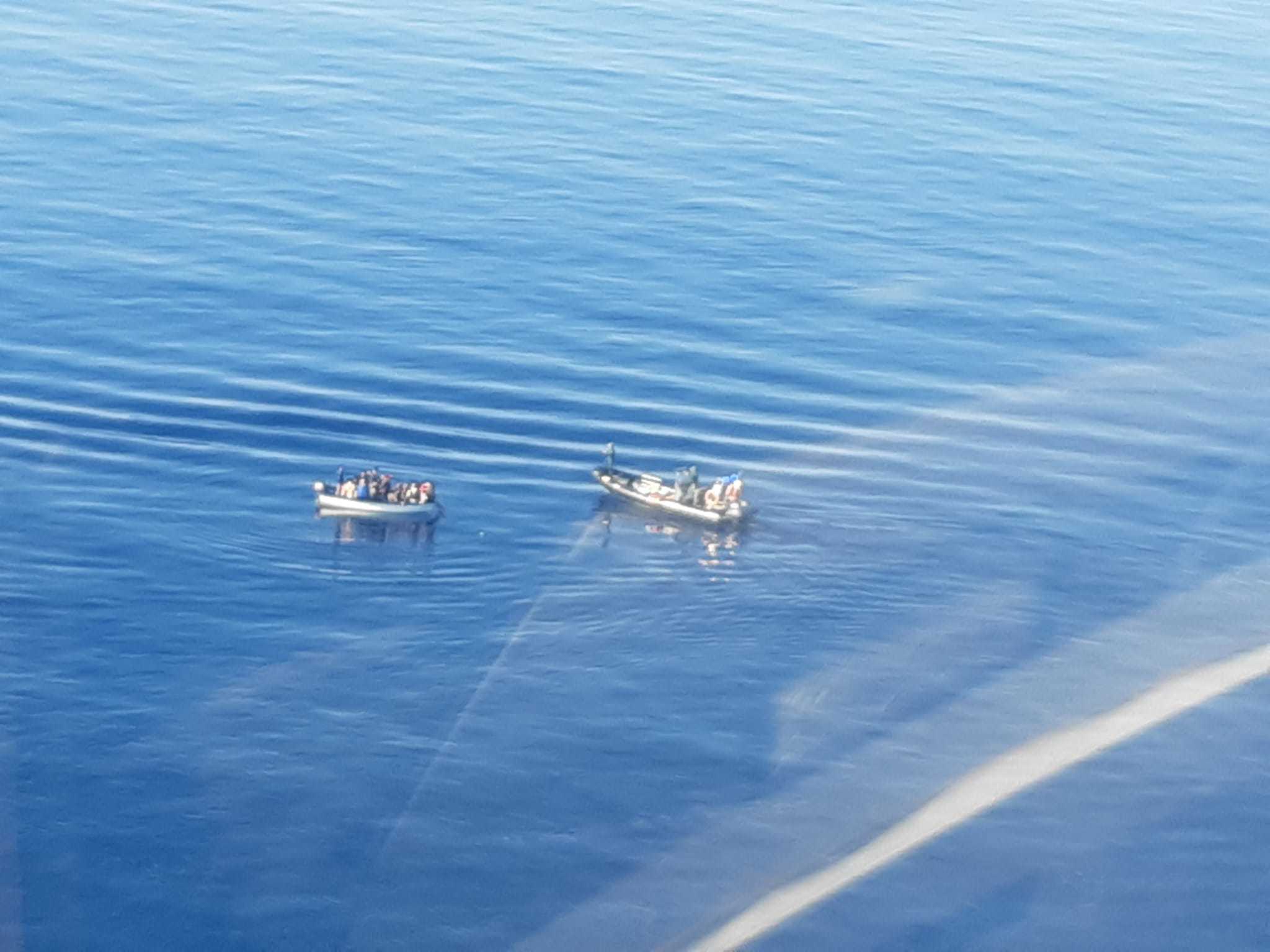 Una patera es interceptada por la Guardia Civil.