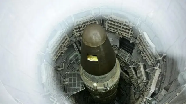 Un misil nuclear estadounidense dentro de un silo