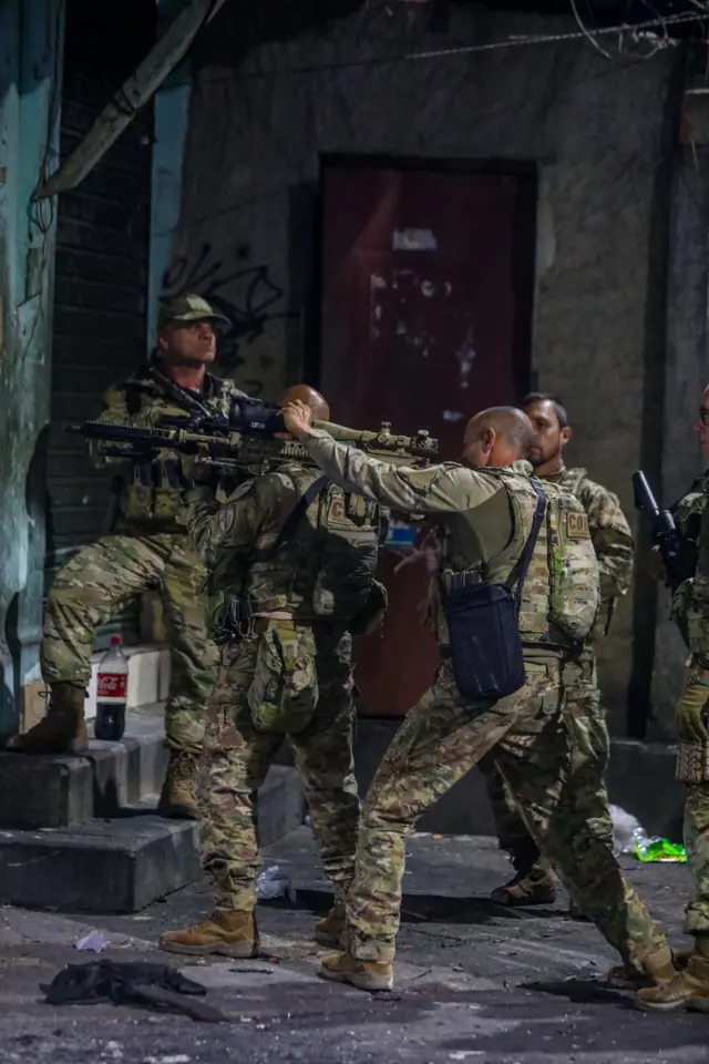 Agentes de policía durante un operativo en Río