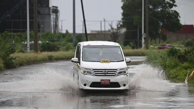 Camión cruzando una zona inundada 