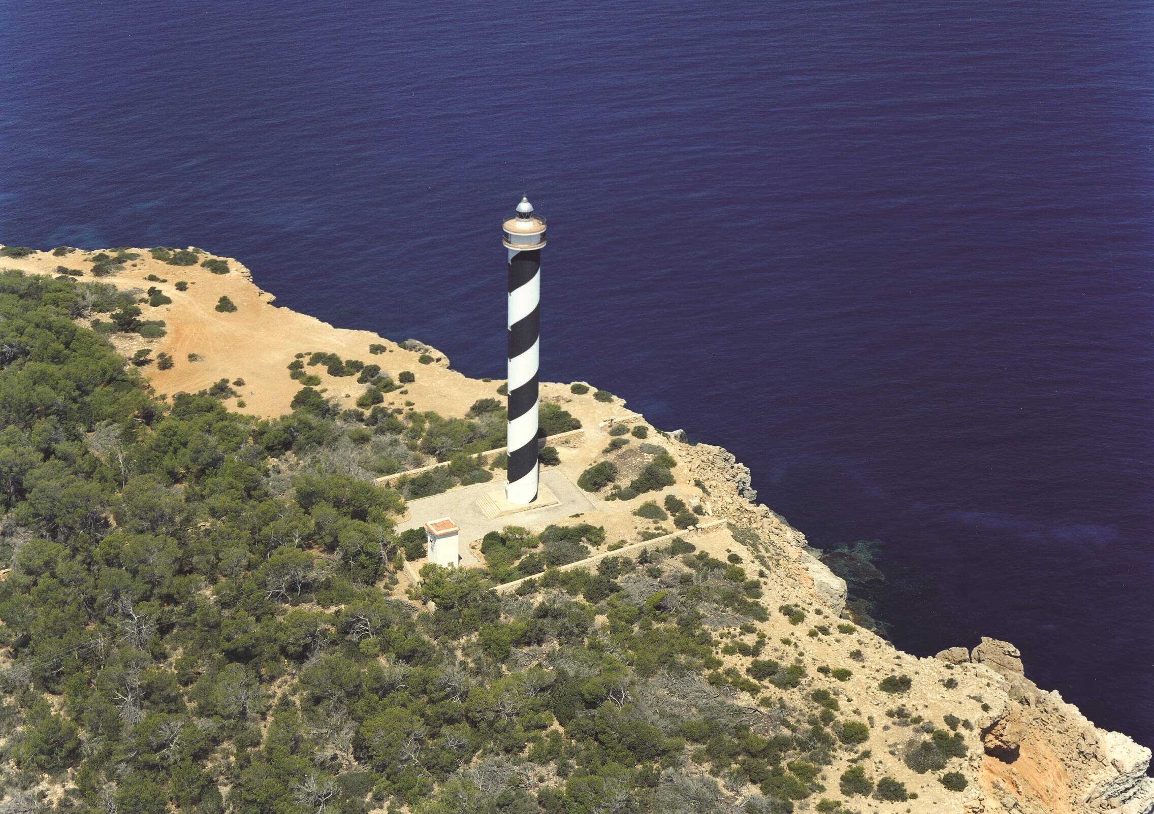 Foto: Faro de Punta Moscarter (farsdebalears.com)