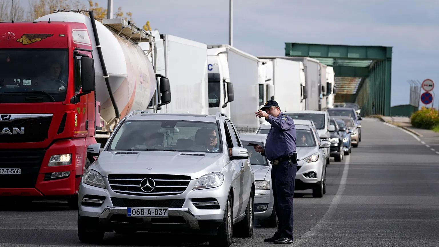 The issuing country has 15 days to withdraw the driving licence of a person who has committed a major road-safety-related traffic offence abroad 