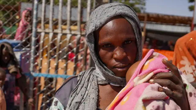 Una mujer y un bebé en el campamento de desplazados de Zamzam, cerca de El Fasher, en Darfur del Norte, Sudán.
