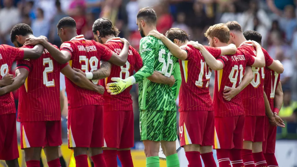 Los jugadores del Liverpool se abrazan en el minuto de silencio por Diogo Jota.