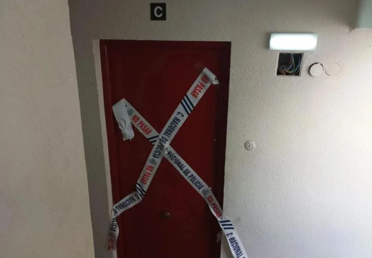 Puerta precintada por la Policía tras la explosión.