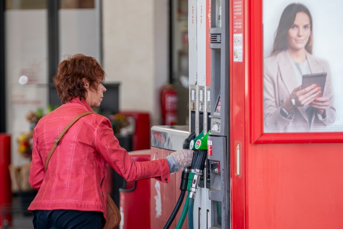 Una mujer repostando en una