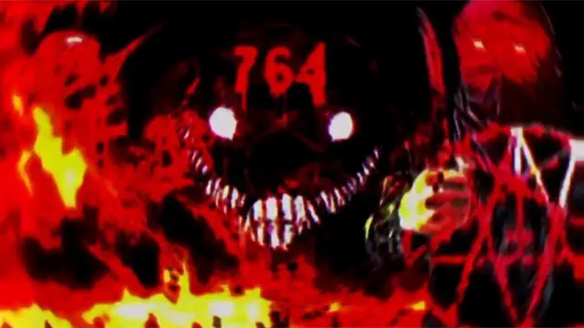 Imágenes oscuras y siniestras en un fotograma de vídeo: el fondo es negro, con lo que parecen llamas en primer plano, un pentáculo y posiblemente una cara monstruosa en el medio con "764" sobre sus ojos.