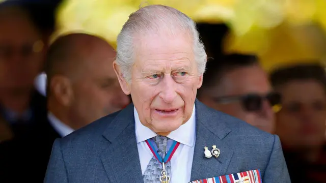 El rey Carlos en una ceremonia.
