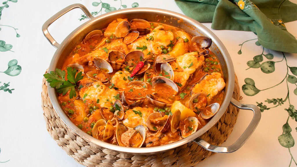¡El Guiso de Rape con Almejas y Patatas que Te Hará Olvidar el Frío: Sabor Marino en Cada Cucharada!