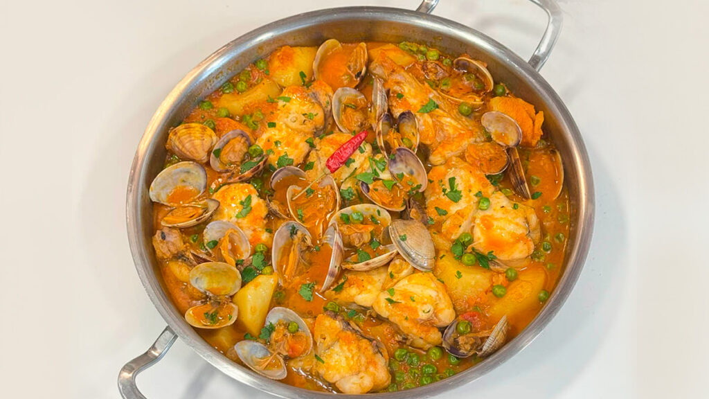 ¡El Guiso de Rape con Almejas y Patatas que Te Hará Olvidar el Frío: Sabor Marino en Cada Cucharada!