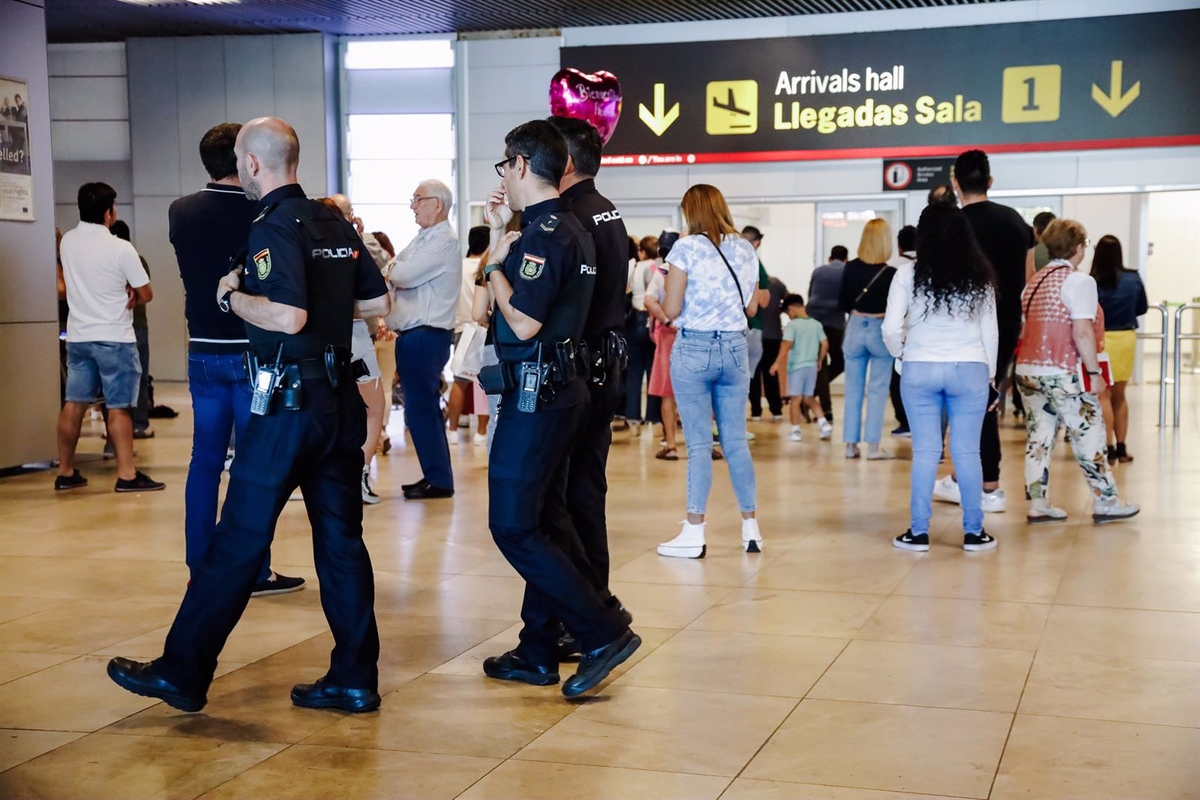 Un grupo de agentes de