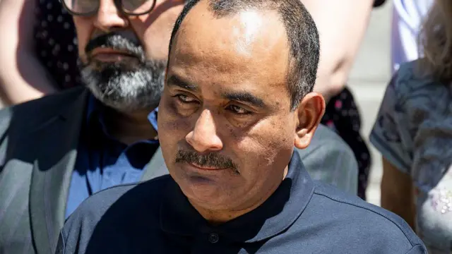 Primer plano del jardinero mexicano Narciso Barranco, quien lleva tres décadas en Estados Unidos y fue detenido el 21 de junio por agentes federales en una redada migratoria, con los ojos llorosos y vestido con una camisa tipo polo azul marino, durante una rueda de prensa en Santa Ana, California, Estados Unidos, el 25 de julio de 2025. (Foto: Paul Bersebach/MediaNews Group/Orange County Register vía Getty Images)