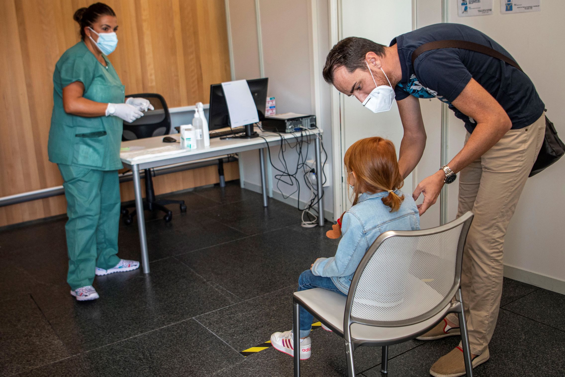 Foto: Foto de archivo de una niña en una consulta de pediatría durante el covid. (Efe