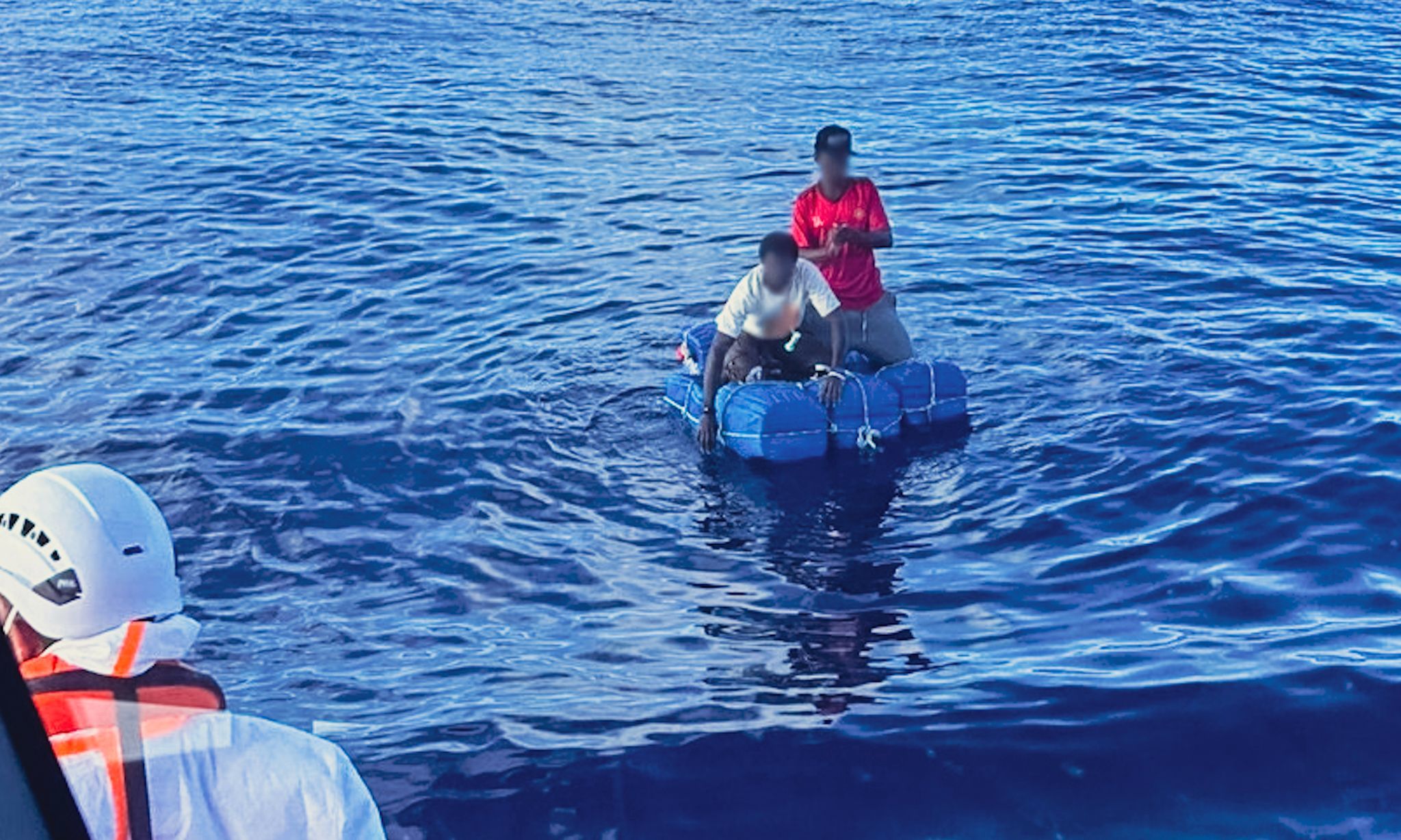 Cuatro jóvenes rescatados sobre balsas de bidones en una tarde con más de 240 personas atendidas en El Hierro
