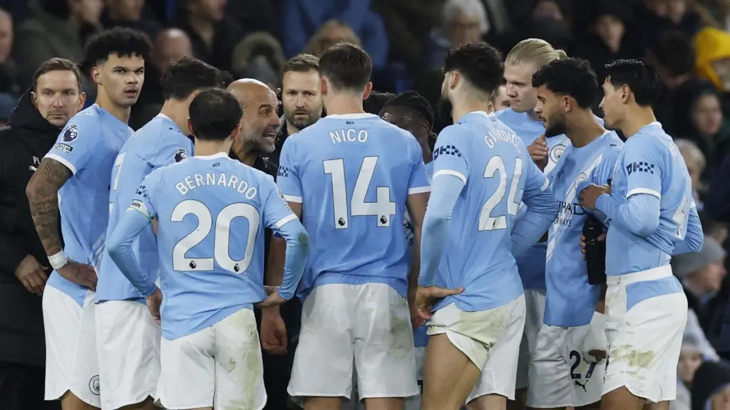 Pep Guardiola habla con sus jugadores durante el partido ante el Leeds United.