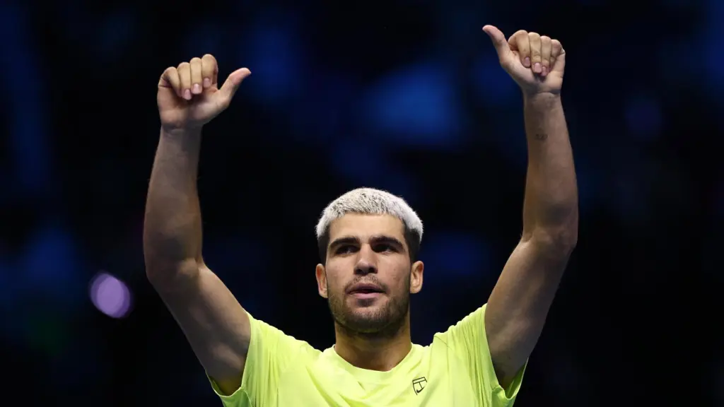 Carlos Alcaraz celebra su victoria ante Aliassime en las ATP Finals.