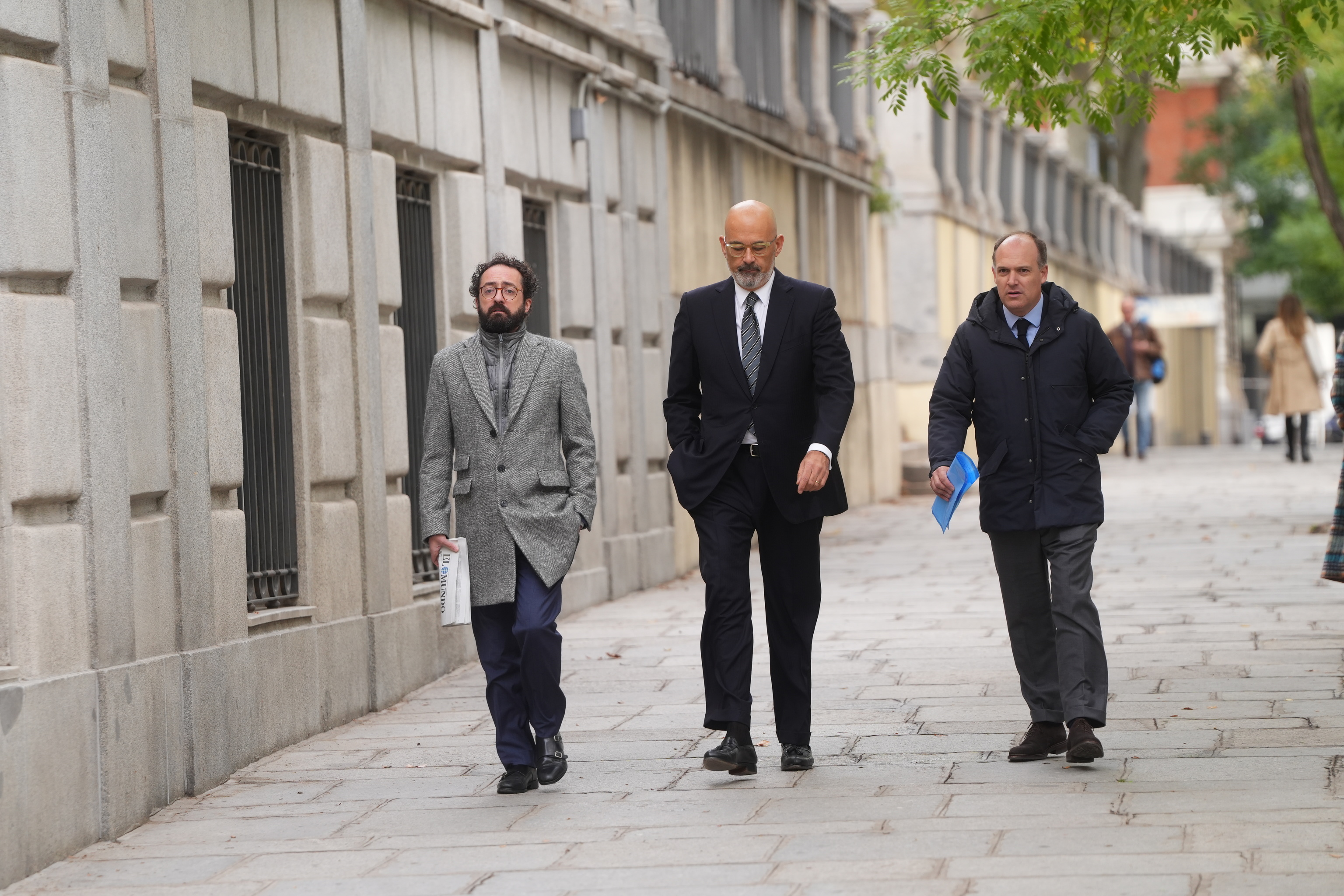 El director de EL MUNDO, Joaquín Manso, el abogado Juan Luis Ortega y el subdirector Esteban Urreiztieta.