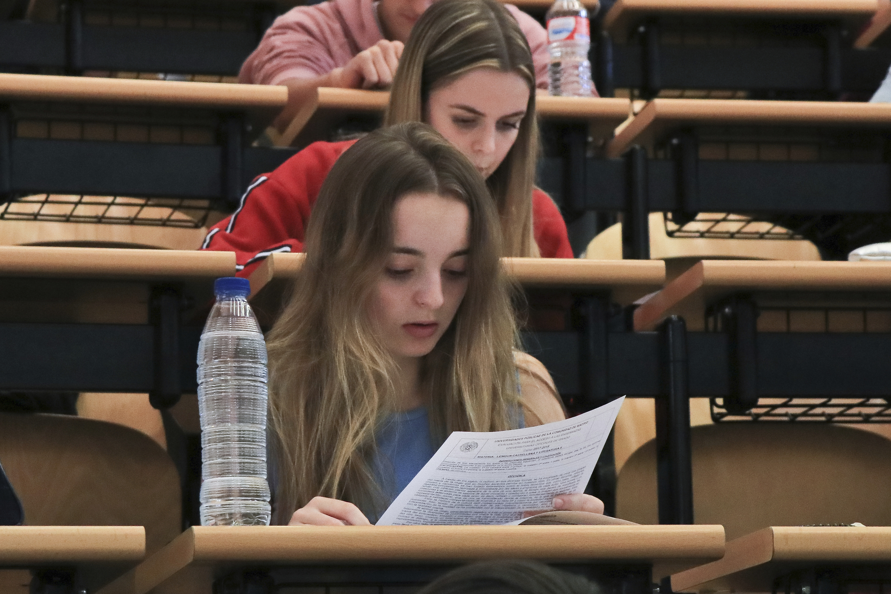 Alumnas hacen la prueba de acceso a la universidad en la Complutense de Madrid.