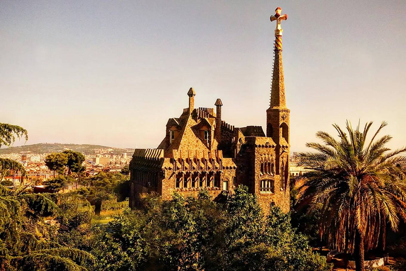 Foto: Vista de una de las obras menos conocidas de Antoni Gaudí, ubicado en la falda de la montaña de Collserola. (Google)