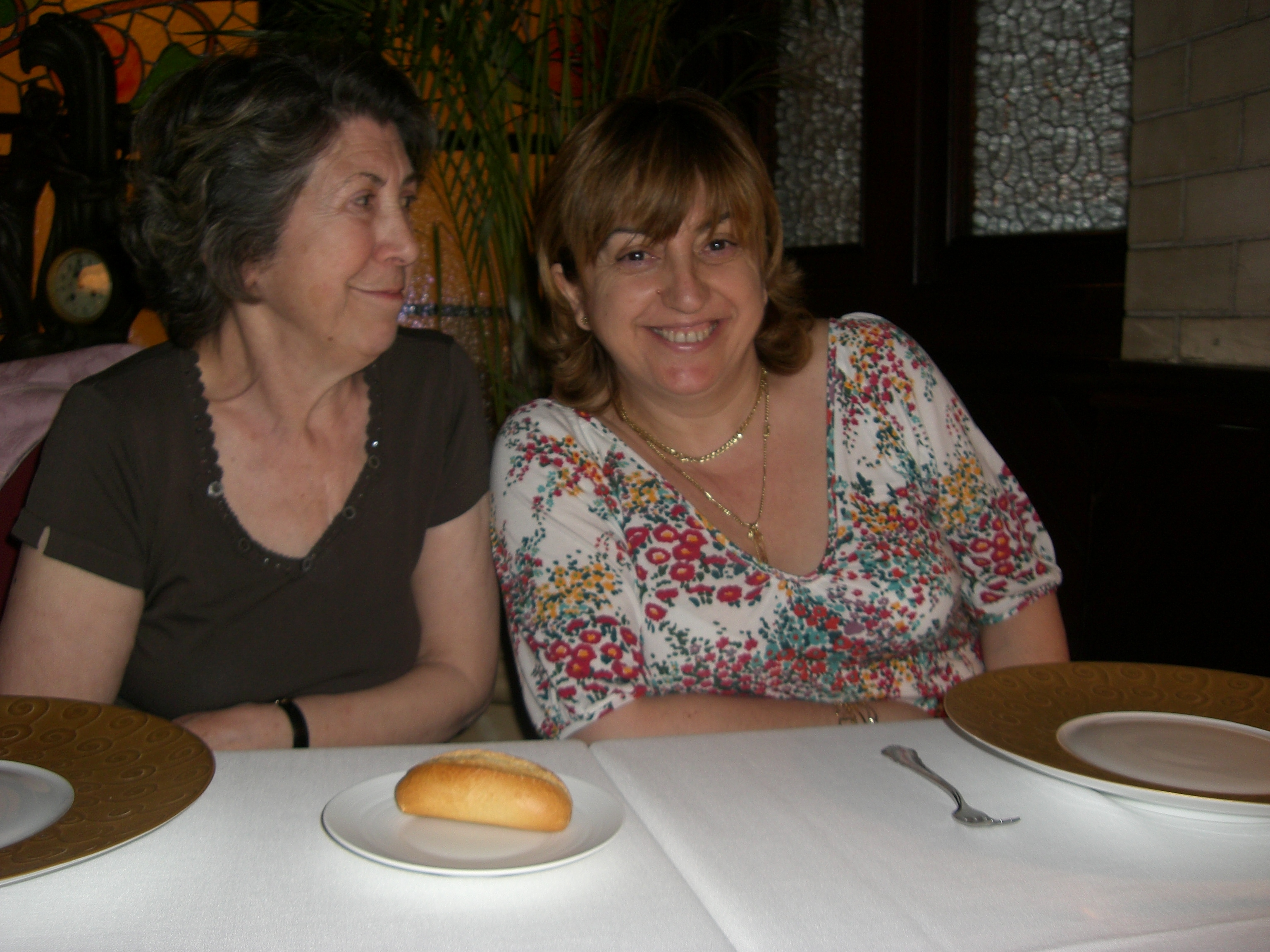 Izaskun Echeberría (a la derecha), con su madre en una foto del álbum familiar, años antes de morir de cáncer en 2018. EL MUNDO