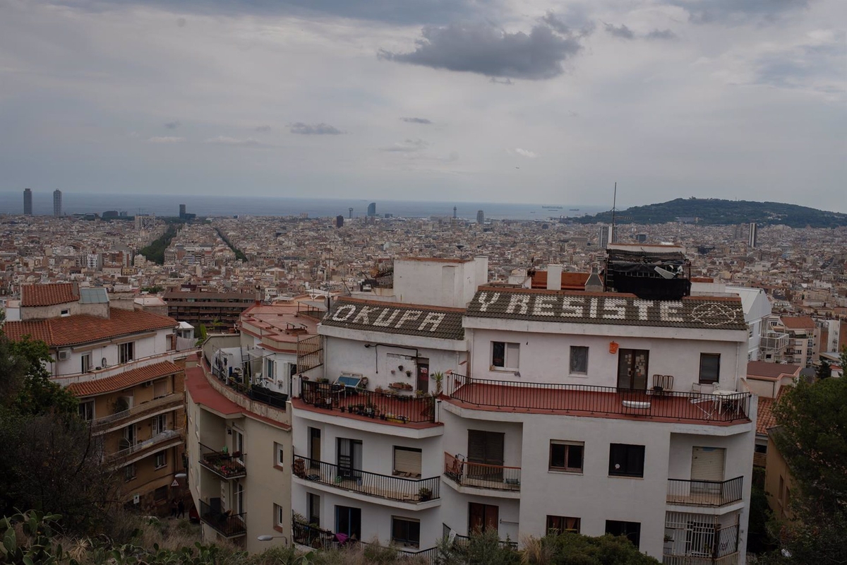 Un edificio okupado en Cataluña.