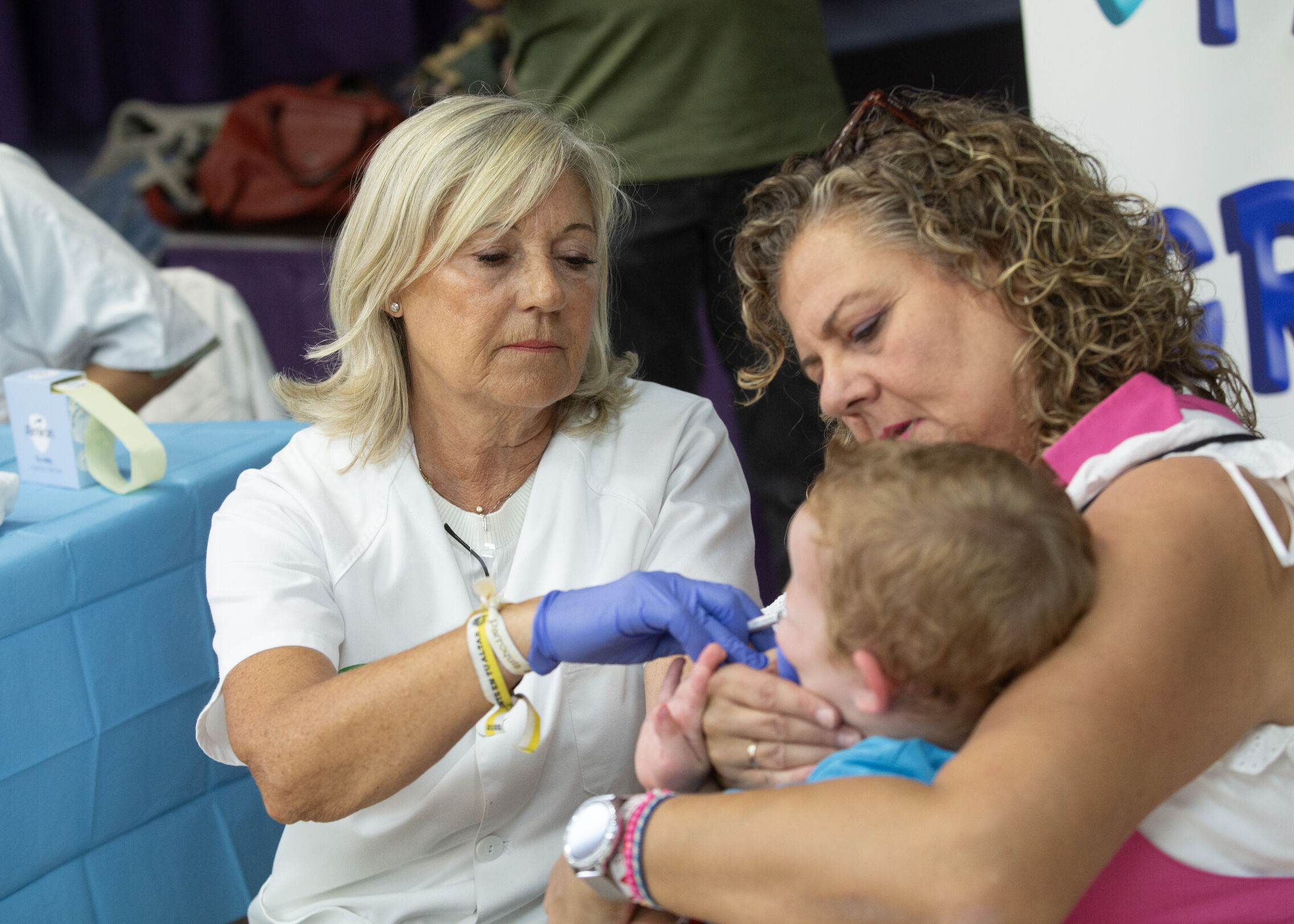 Foto: Una enfermera administra la vacuna intranasal contra la gripe a un niño en un colegio de Sevilla. (Europa Press/Esther Lobato)