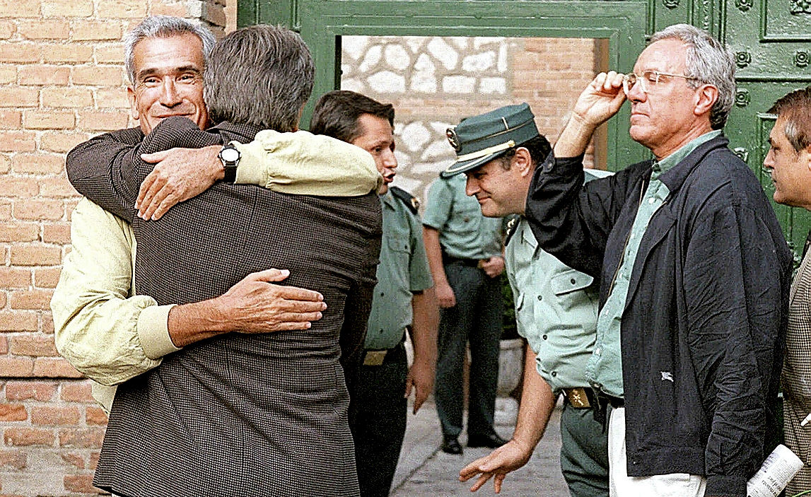 Felipe González con Vera y Barrionuevo a la puerta de la prisión.