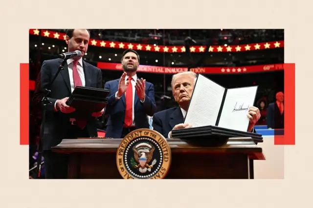El presidente de EE.UU., Donald Trump, sostiene una orden ejecutiva que anuncia el retiro de EE.UU. del Acuerdo de París