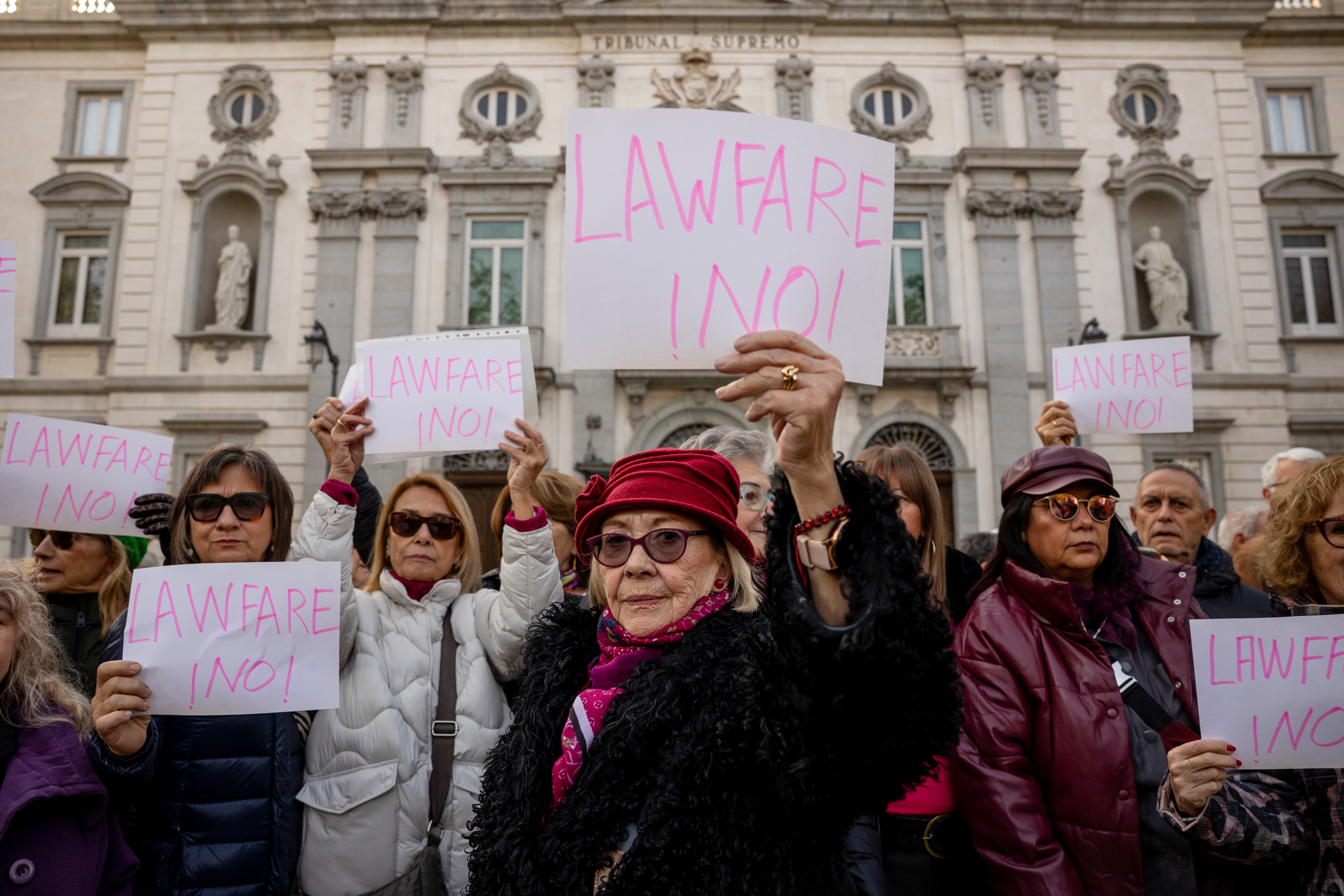 Vista de la manifestación este domingo en frente del Tribunal Supremo en Madrid en apoyo al fiscal