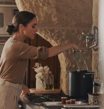 Meghan Markle llenando una cacerola