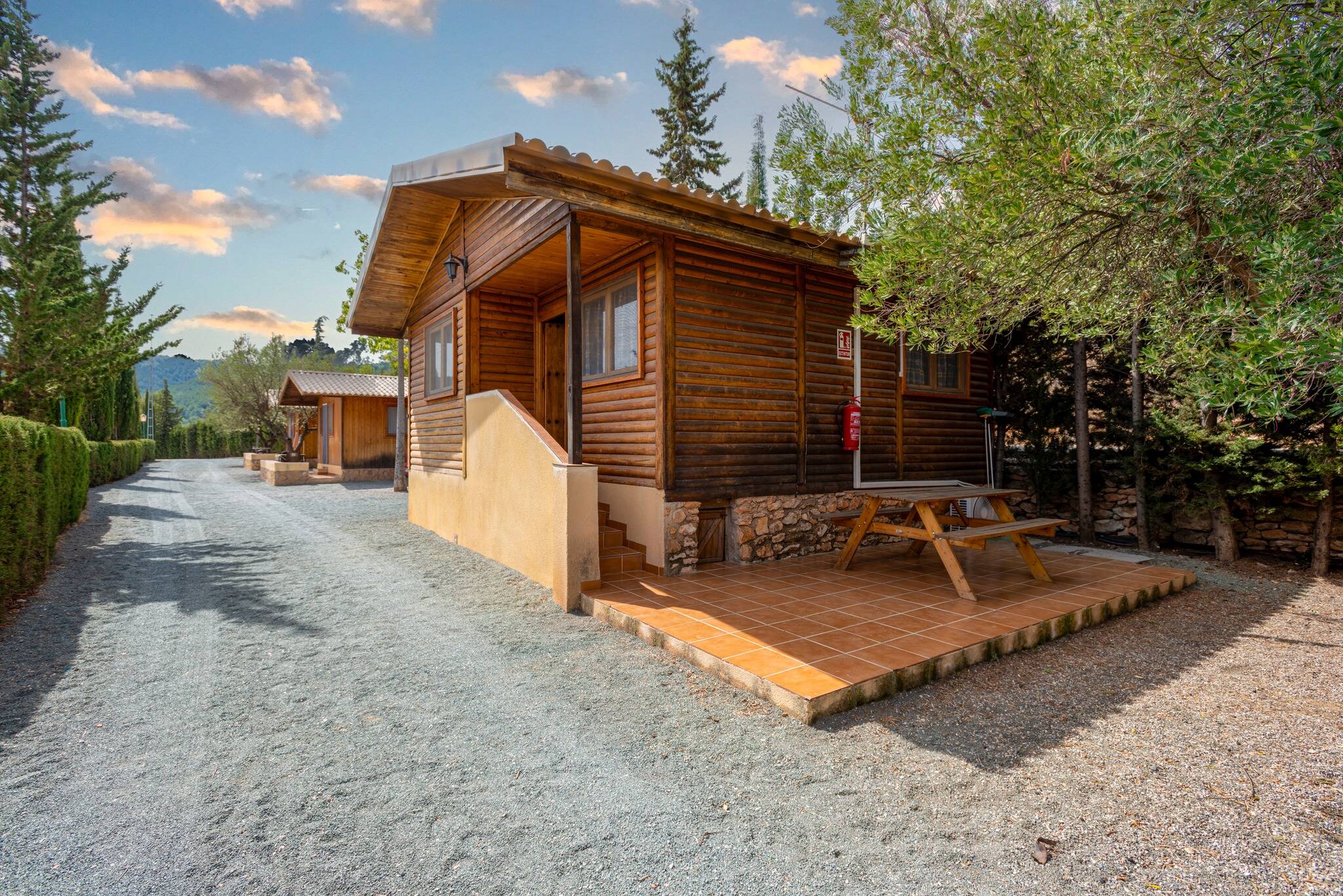 Foto: Cabañas rurales de madera de este camping de Murcia rodeado de montañas. (Extraída de Facebook)