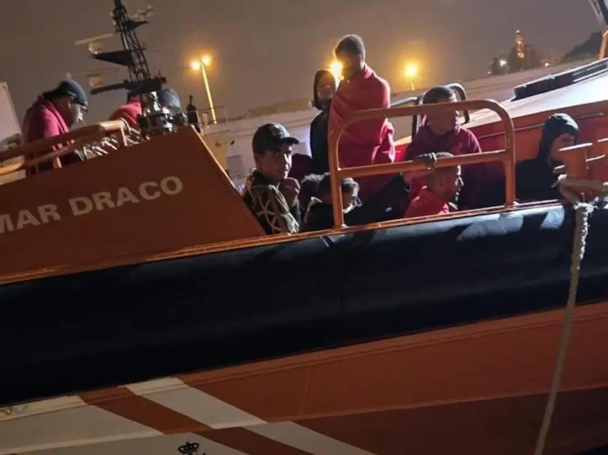 El grupo de inmigrantes argelinos, este jueves, a su llegada al puerto de Cartagena tras ser rescatados por Salvamento Marítimo.