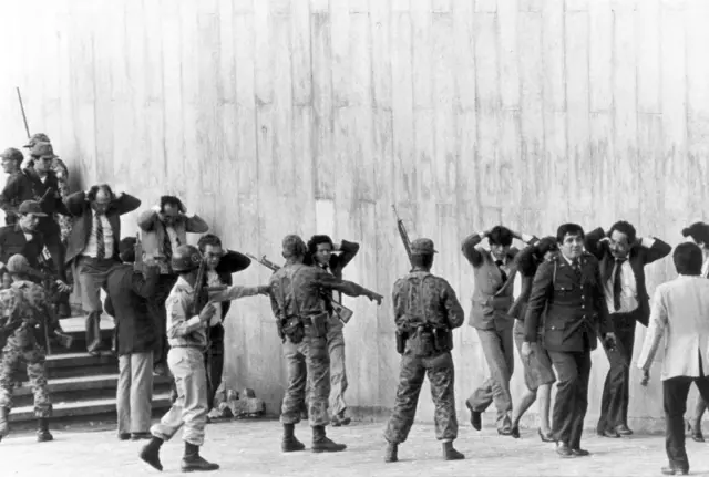 Salida de rehenes del Palacio el 6 de noviembre de 1985.