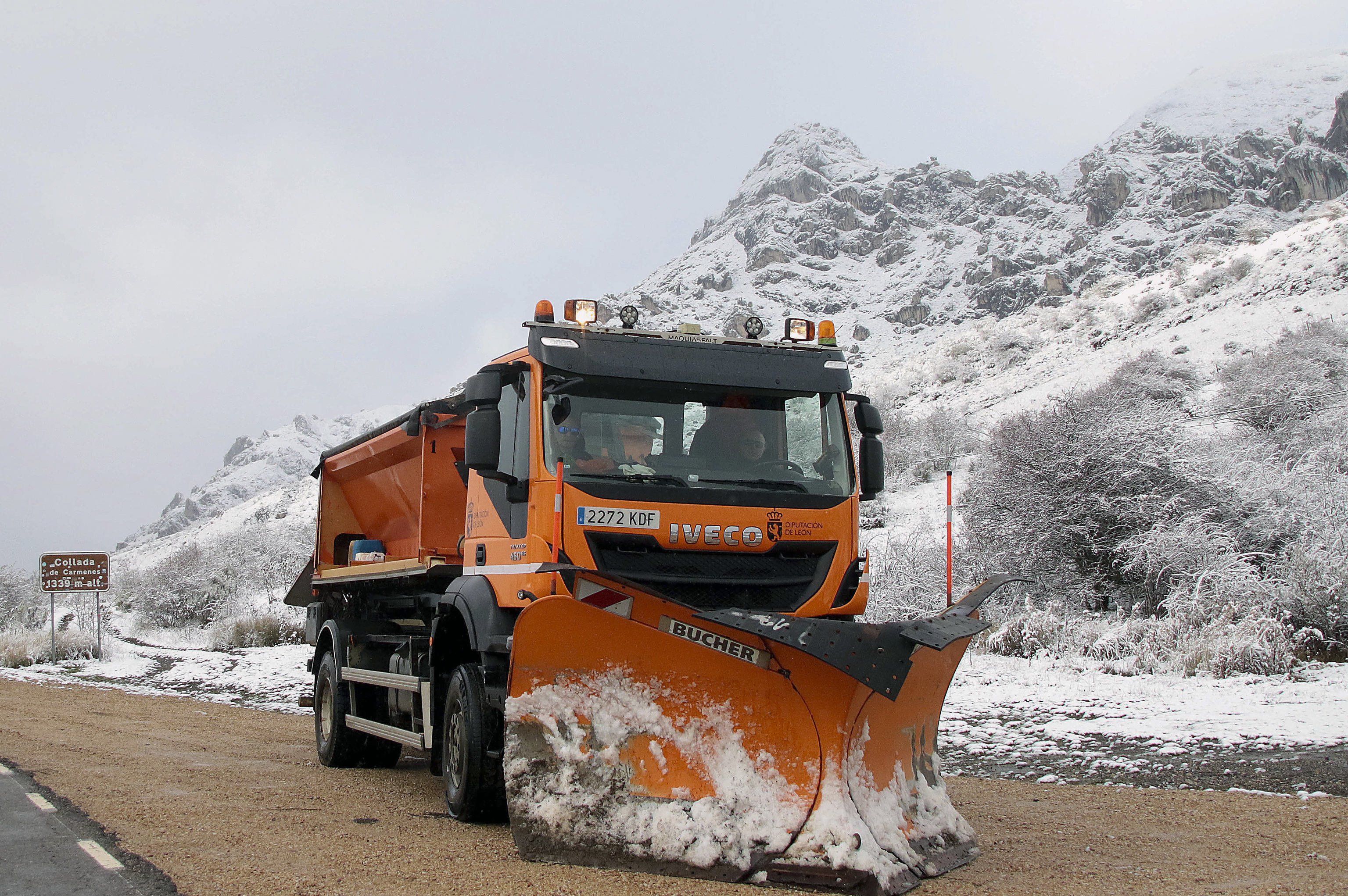 Una máquina quitanieves circula por una carretera nevada de León.