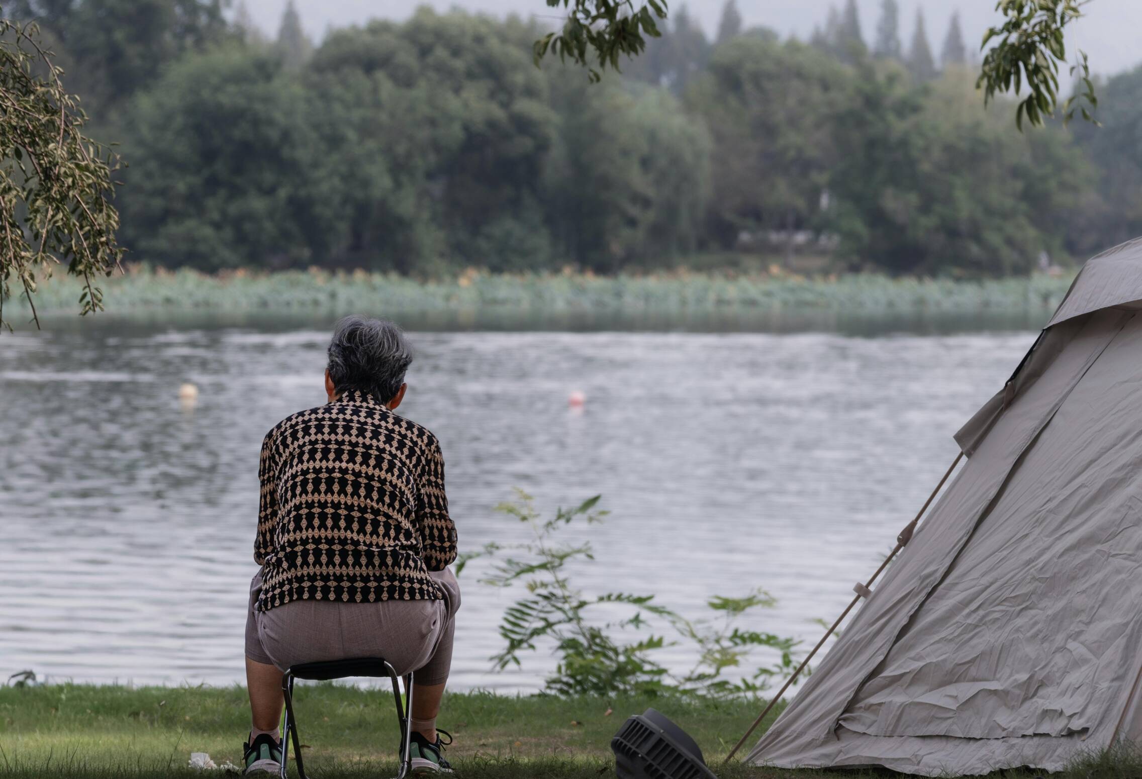 Foto: Un hombre en un pantano. (Pexels)