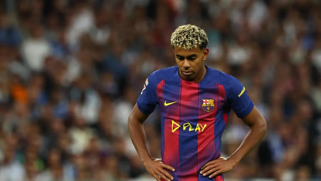 Lamine Yamal, cabizbajo durante El Clásico contra el Real Madrid.