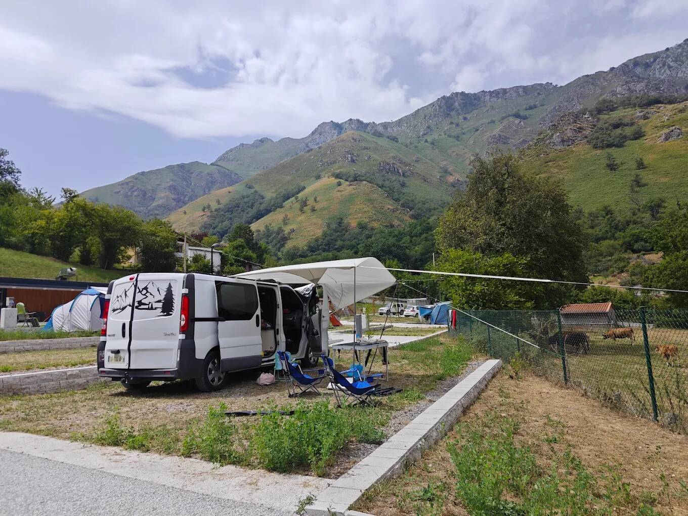 Foto: Una furgoneta camper estacionada en un camping de montaña en los Picos de Europa. (Google)