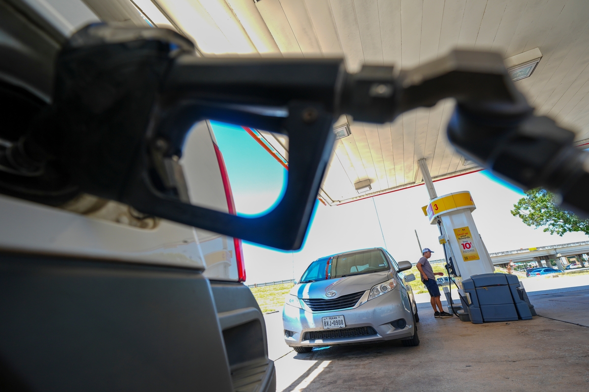 Una persona paga combustible en